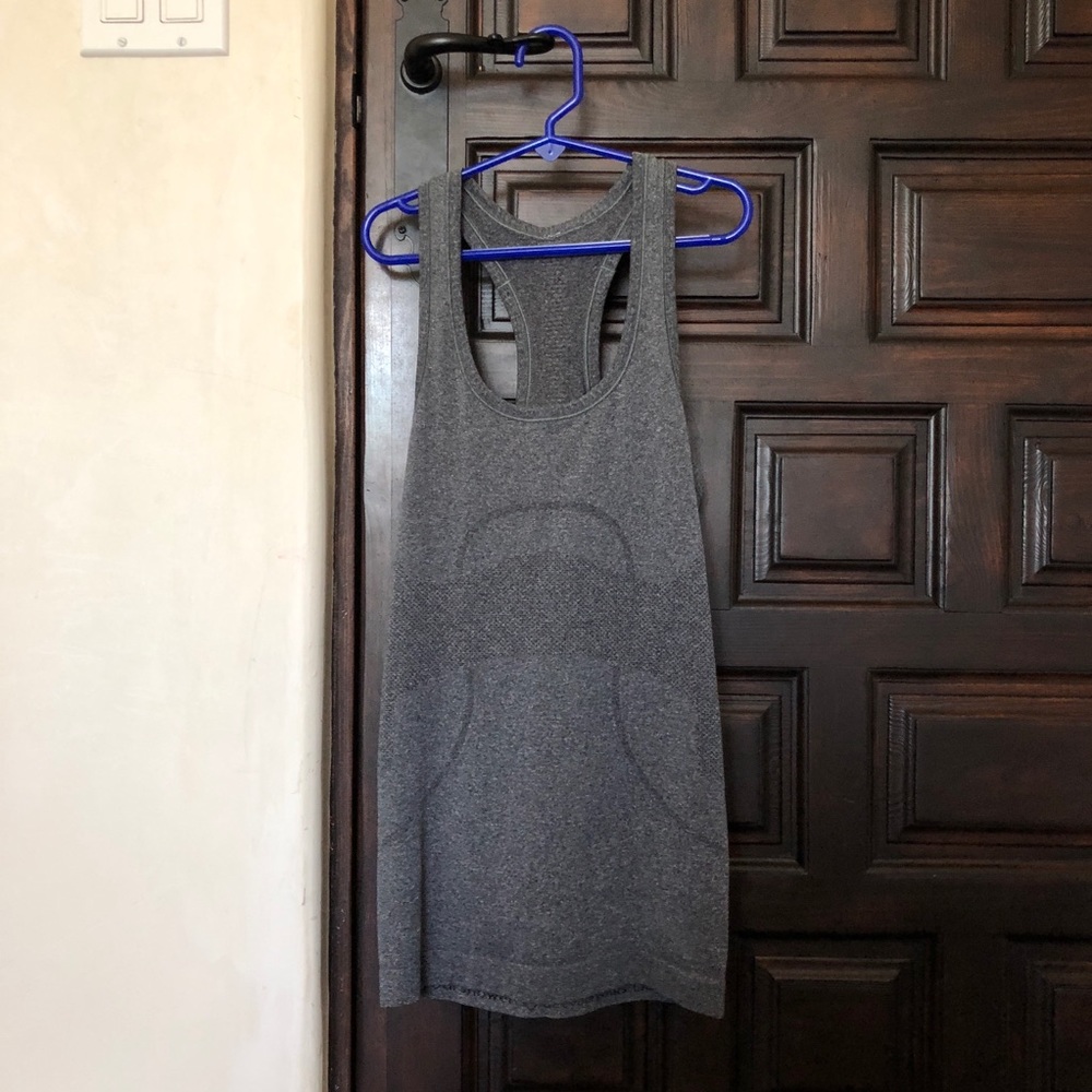 gray Lululemon tank top
